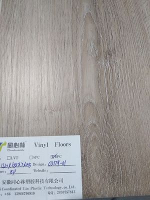พื้นผิวแผ่นเรียบ Wpc Vinyl Plank คลิกที่ความหนา 4.5 มม. / 5.0 มม